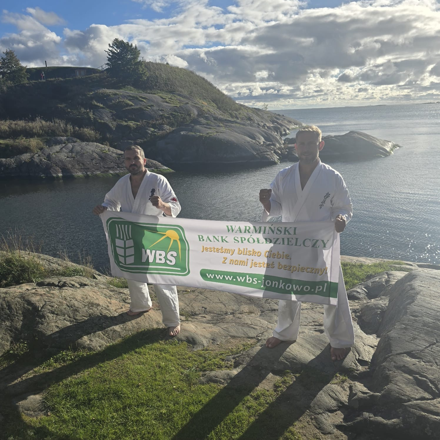 Marek Bębenek i Rafał Rogala z banerem Banku