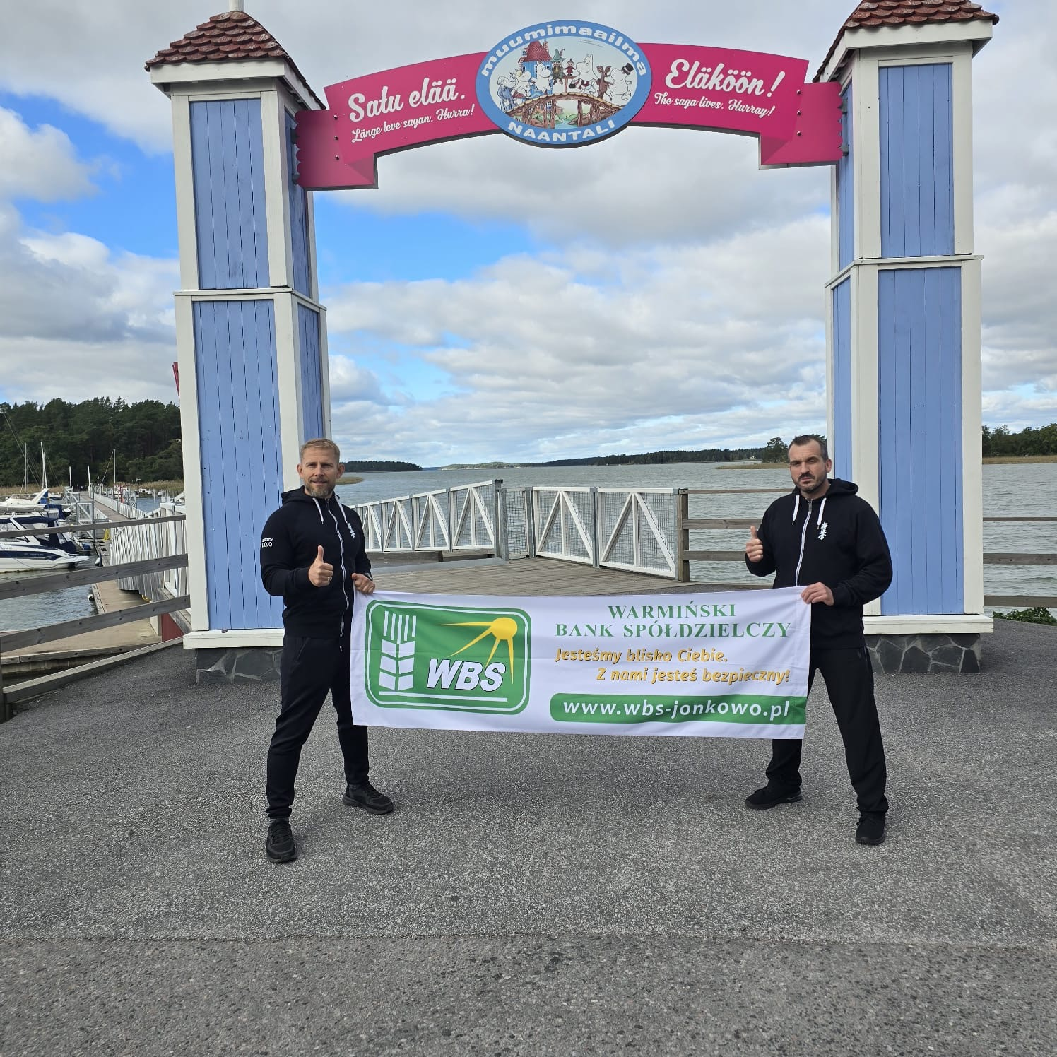 Marek Bębenek i Rafał Rogala z banerem Banku
