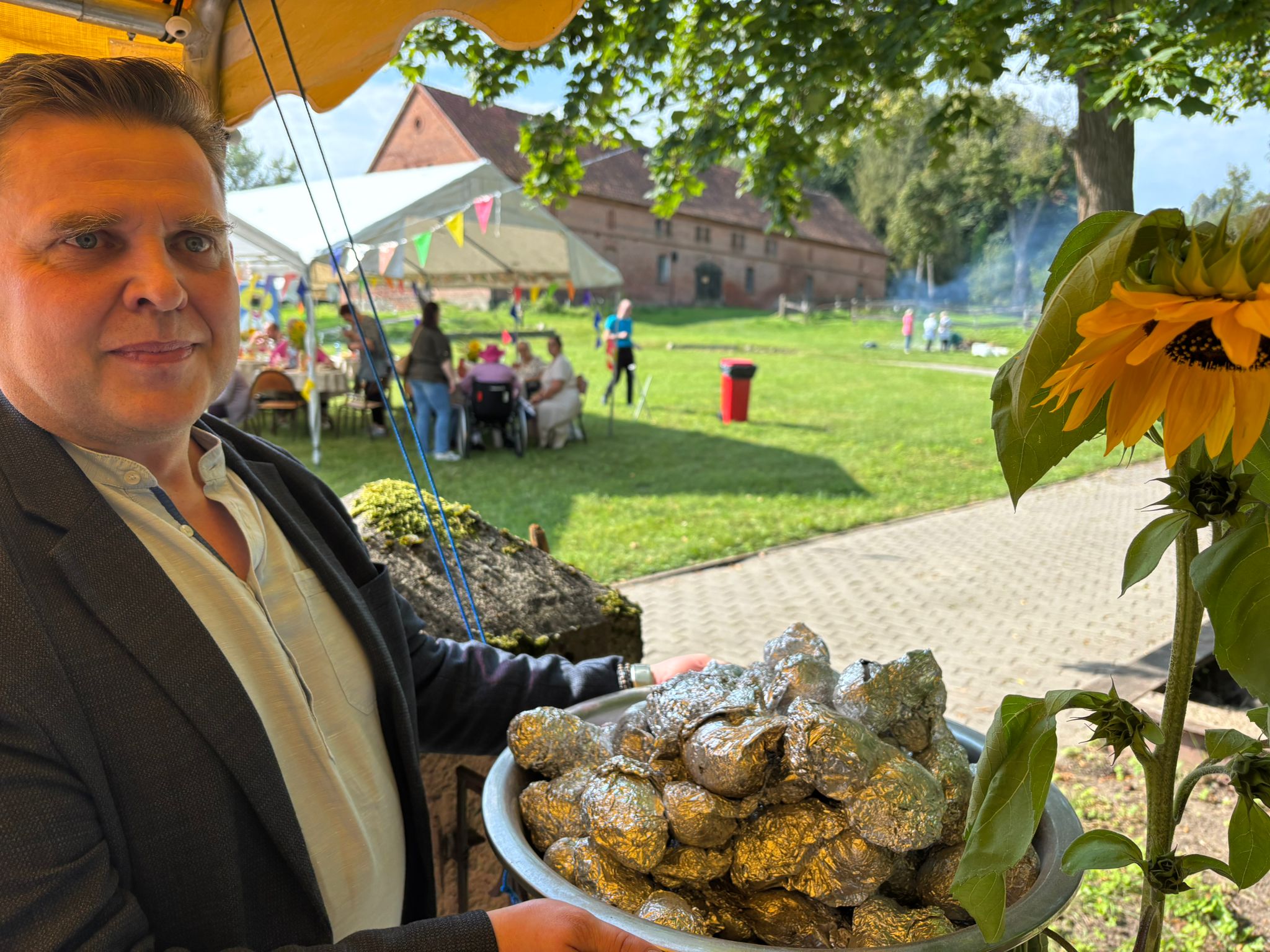 taca z pieczonymi ziemniakami