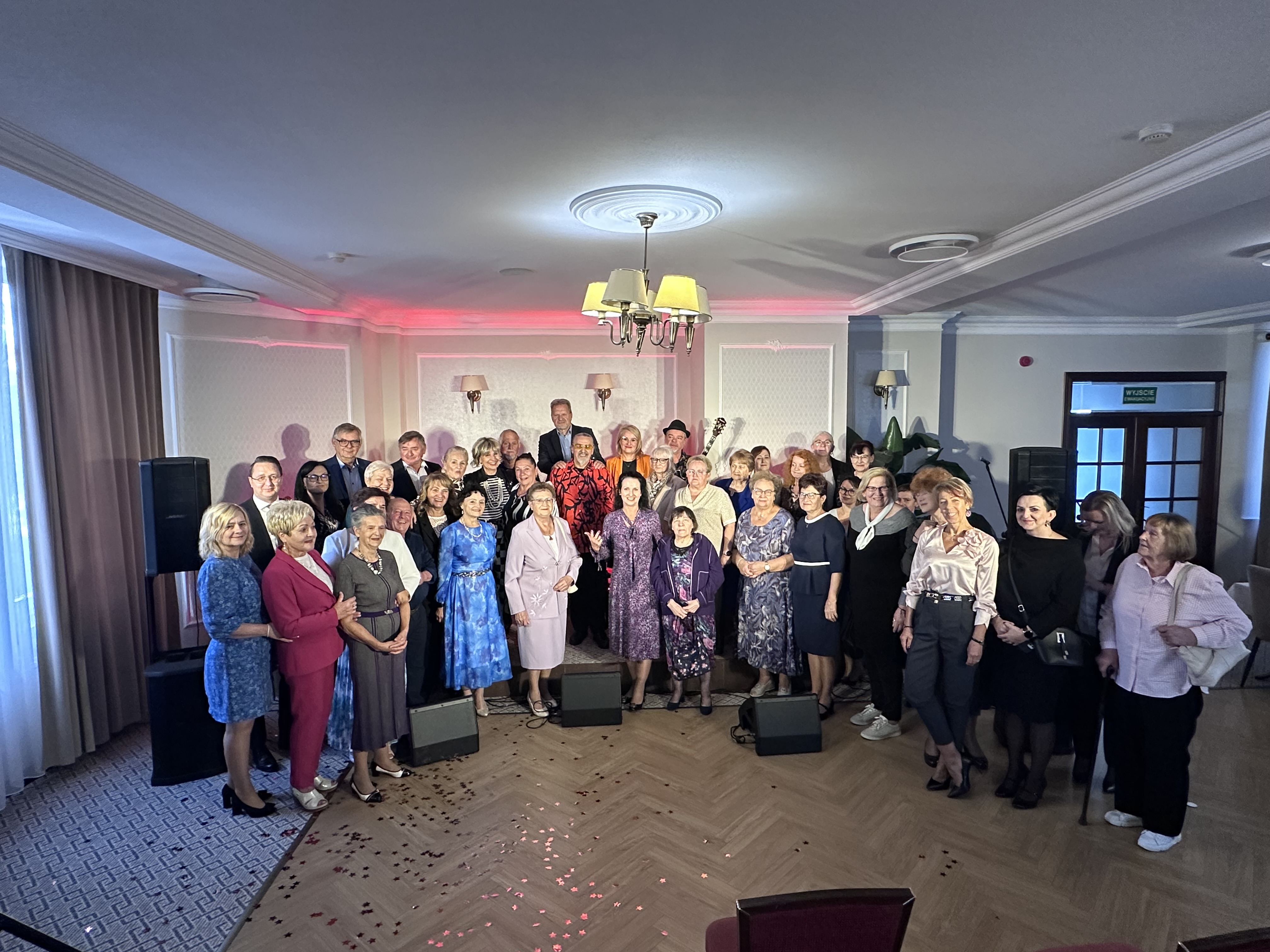 Wszyscy emeryci, pracownicy Banku, cz艂onowie Rady Nadzorczej oraz zesp贸l Czerwony Tulipan