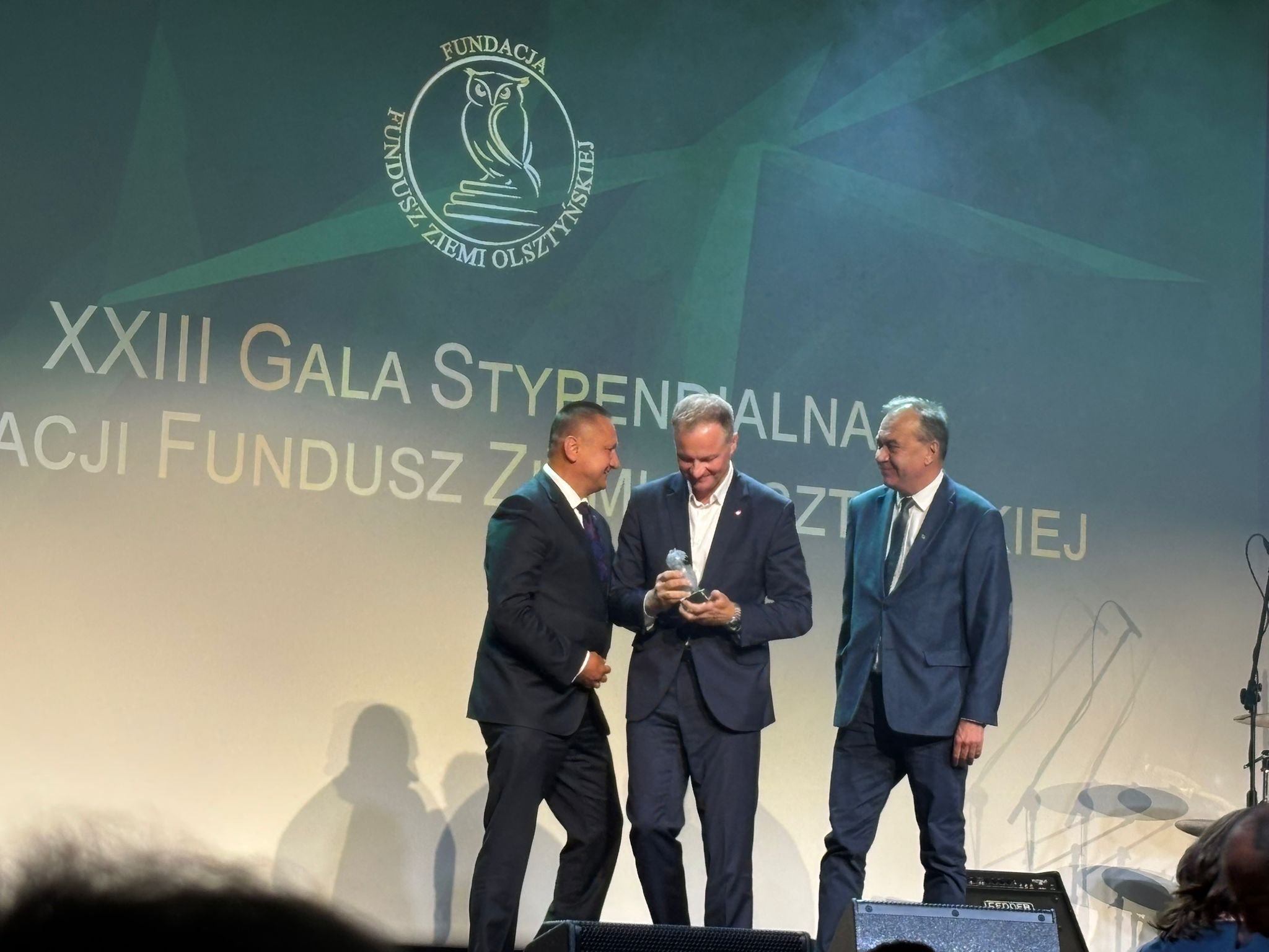 starosta wręcza marszałkowi statuetkę sowy