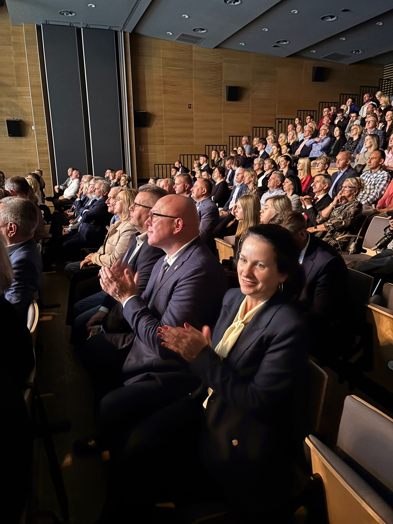 publiczność klaskająca