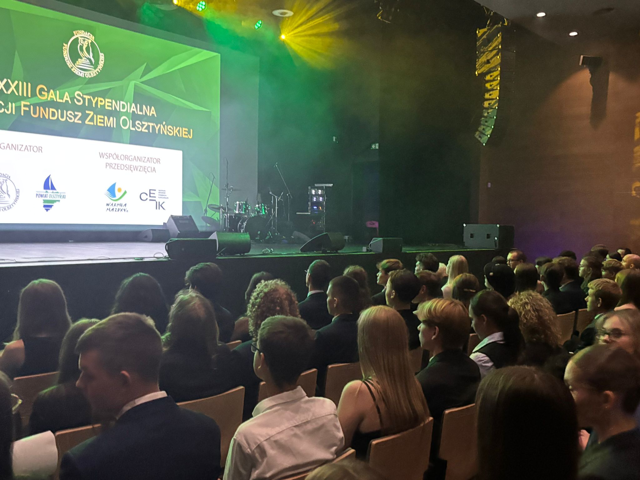 ekran plus słuchacze