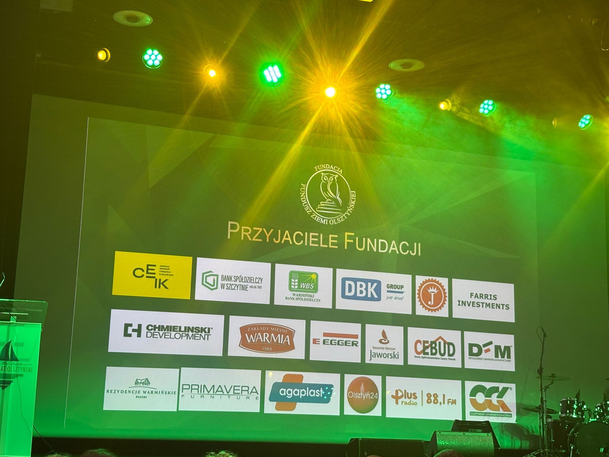 ekran przyjaciele fundacji - loga firm 
