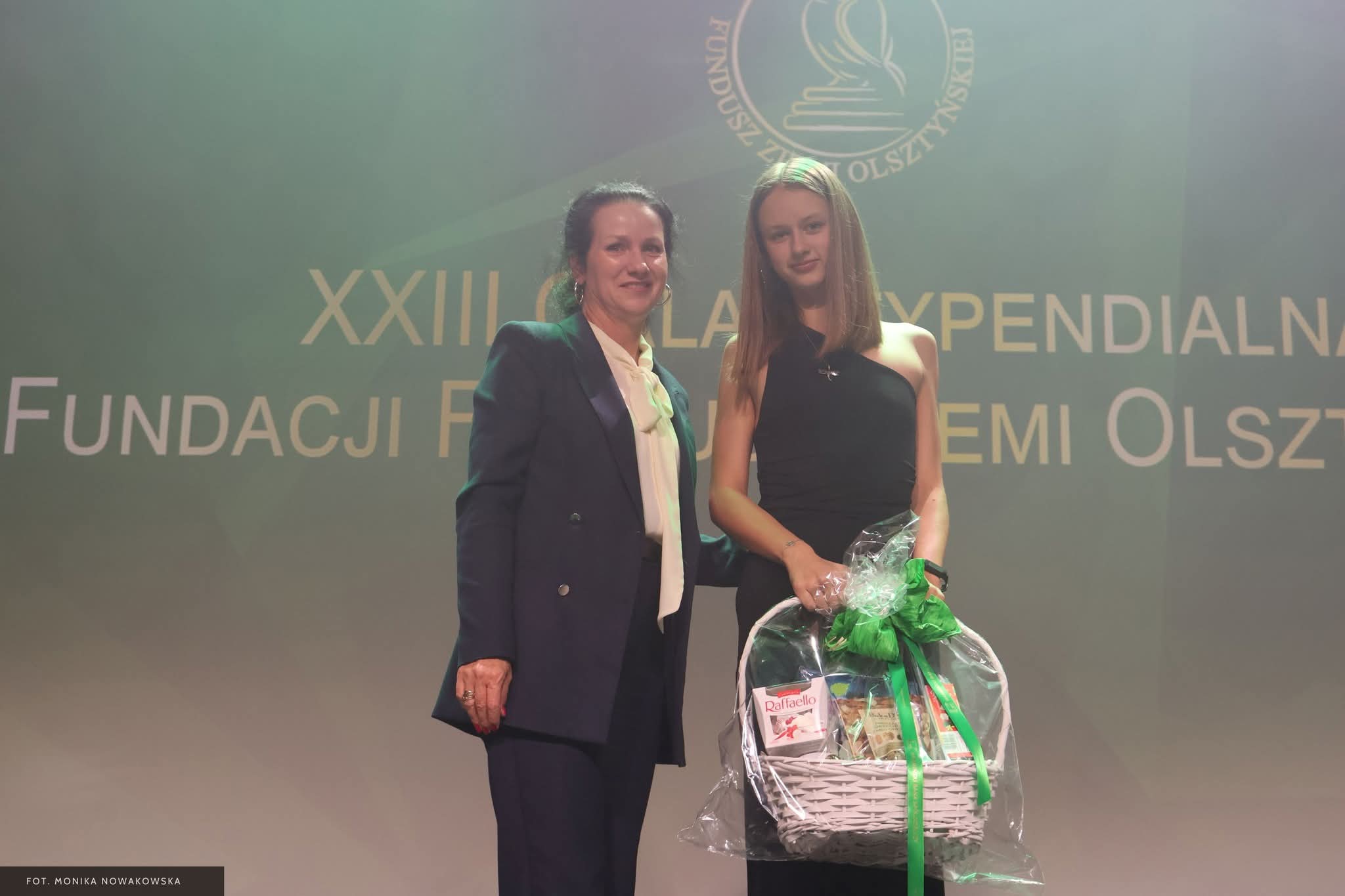 Katarzyna Siemaszko i stypendystka której wreczyła kosz ze słodyczami