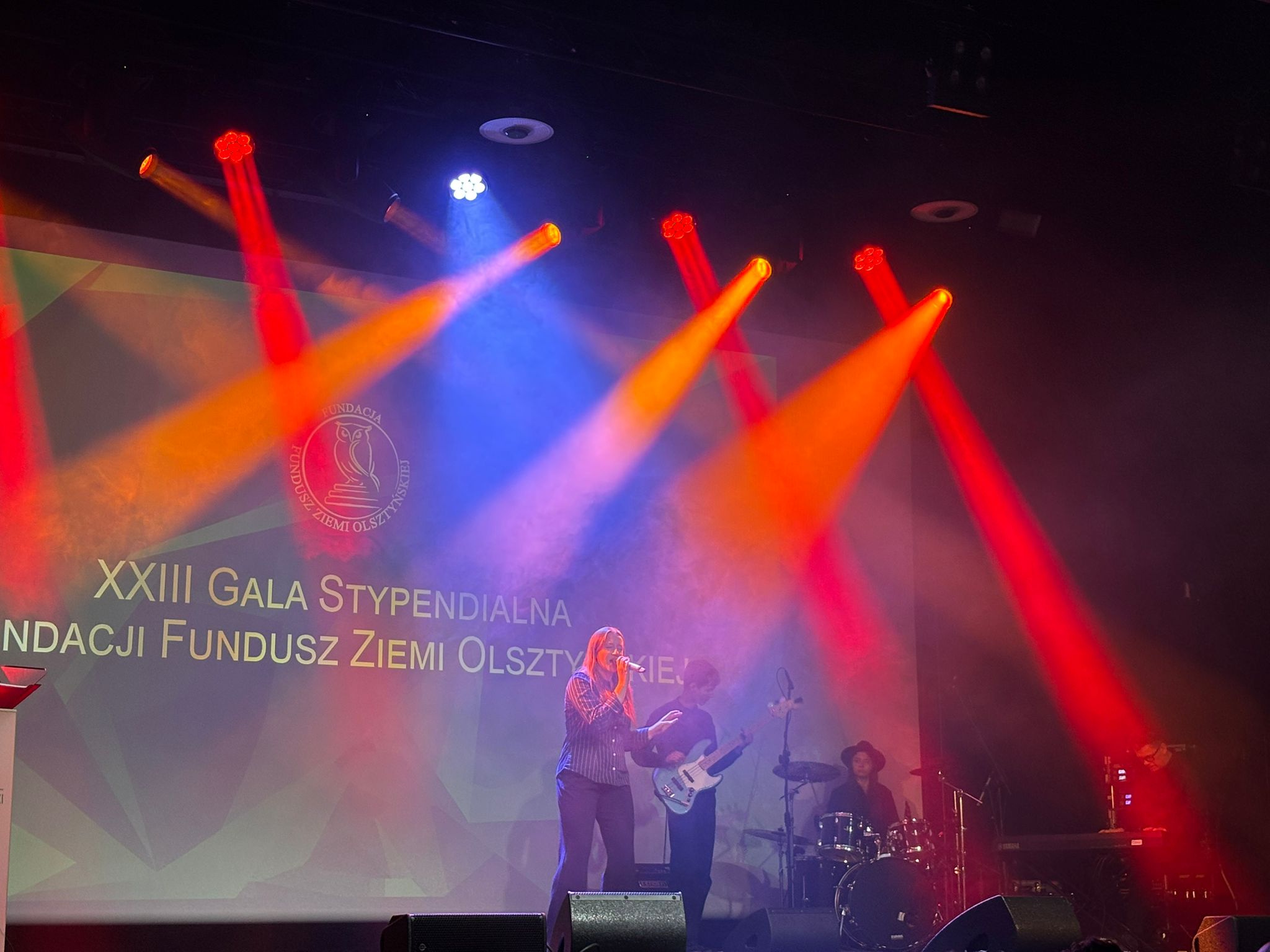 kobieta śpiewająca na scenie