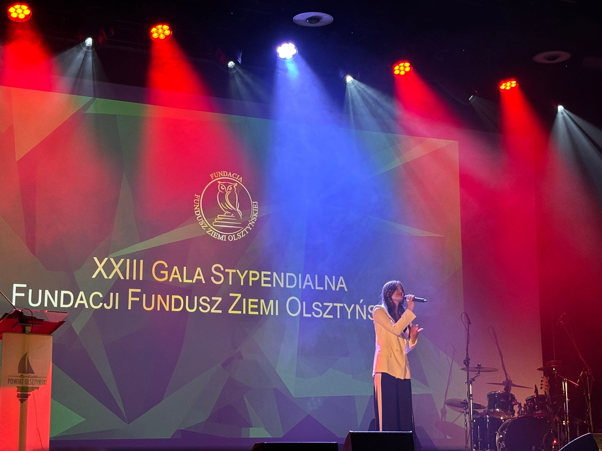 kobieta śpiewająca na scenie