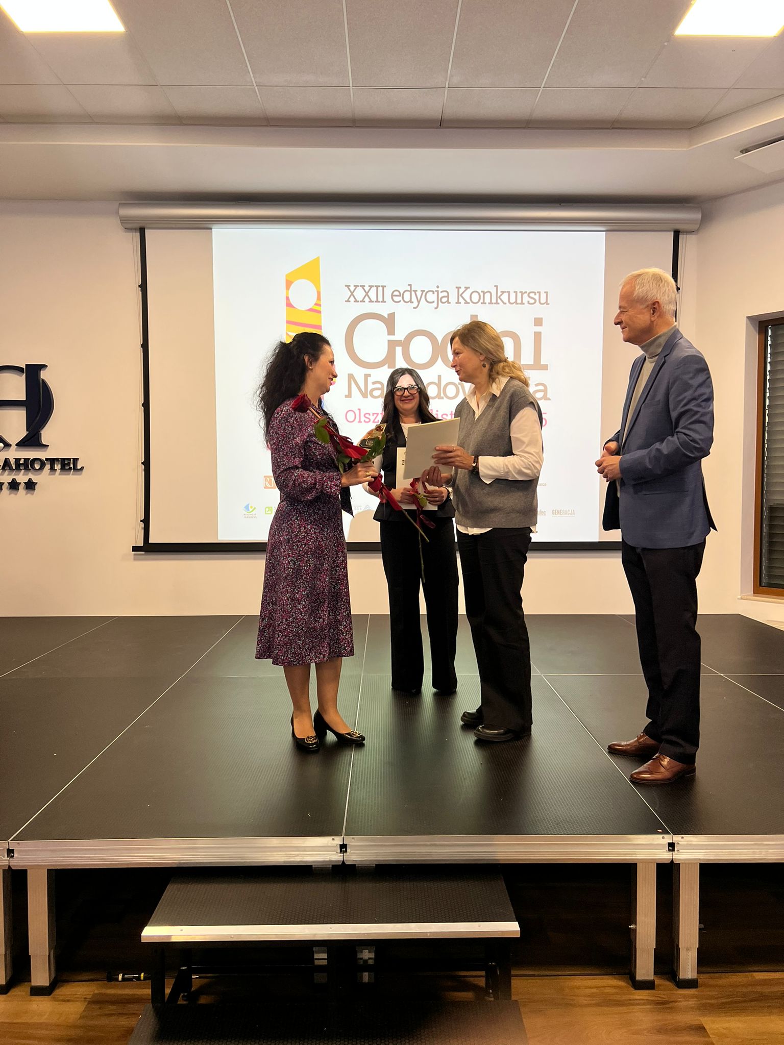 Katarzyna Siemaszko odbiera statuetkę 