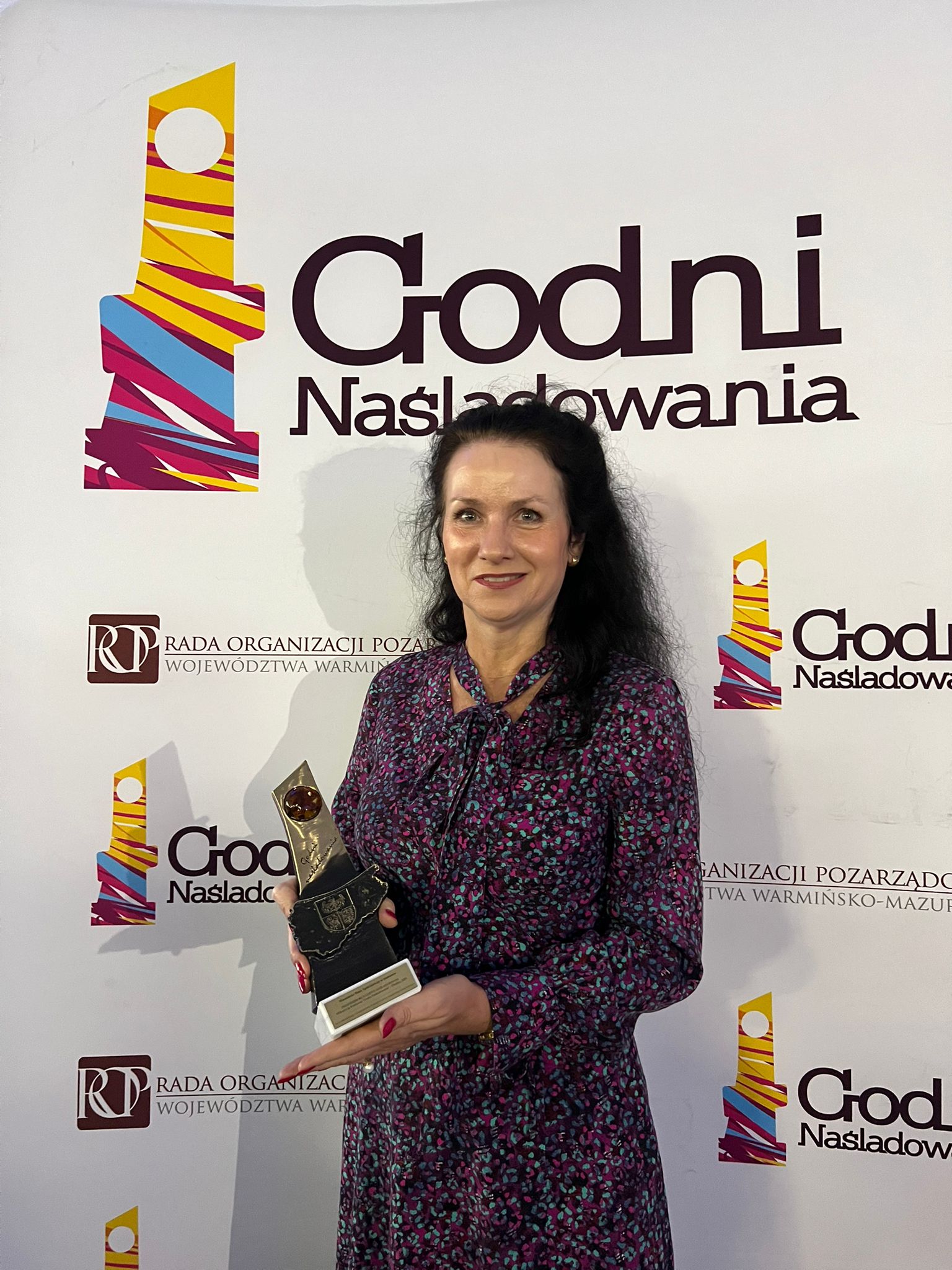 Katarzyna Siemaszko trzymająca statuetkę