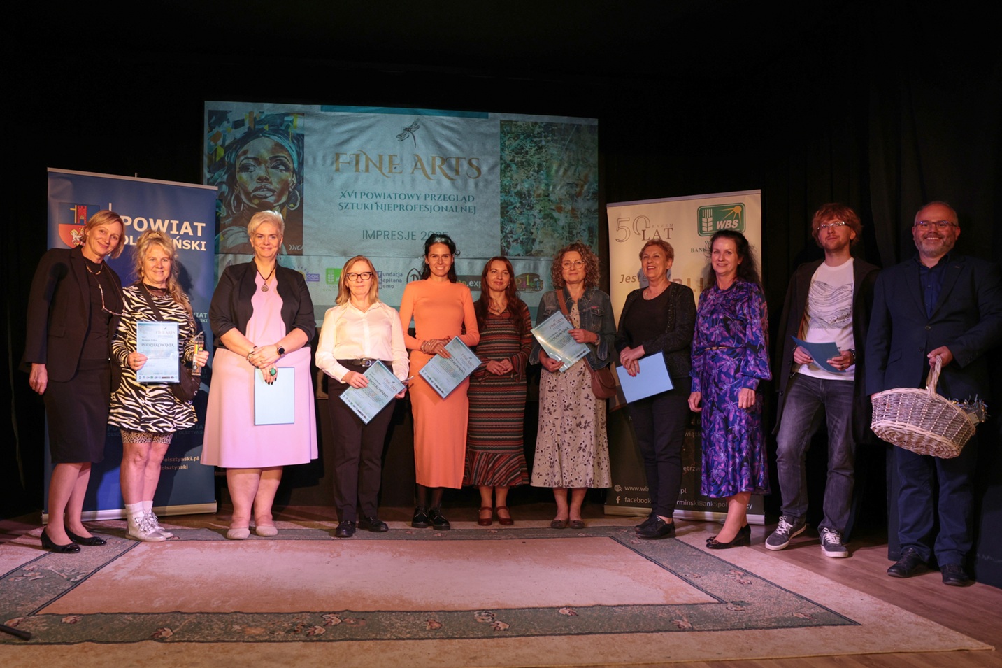 Wręczenie nagród zwycięzcom przeglądu sztuki