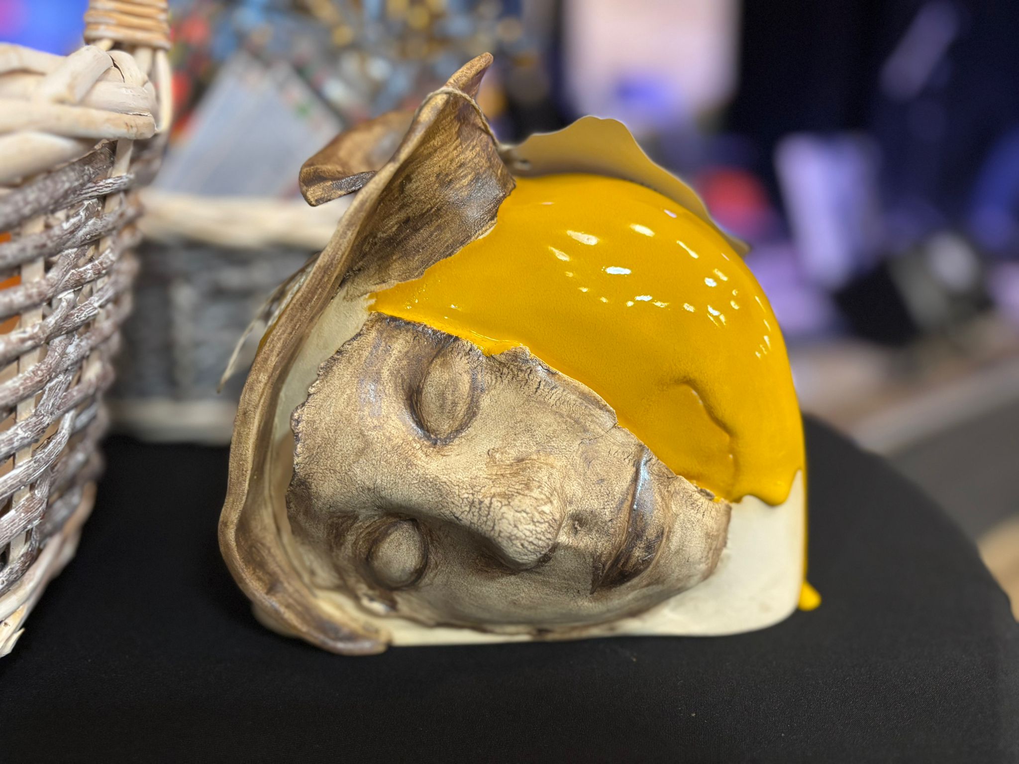 wazon w kształcie twarzy żółty