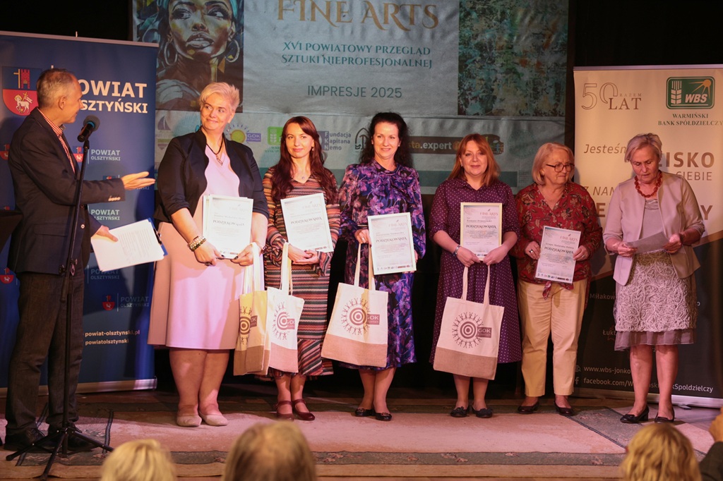 Wręczenie nagród zwycięzcom przeglądu sztuki