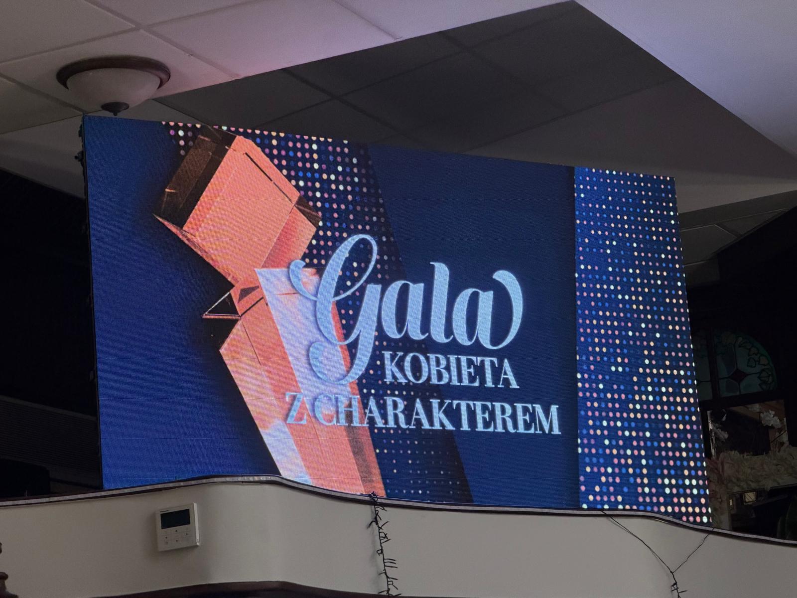 Baner granatowy z napisem Gala kobieta z charakterem
