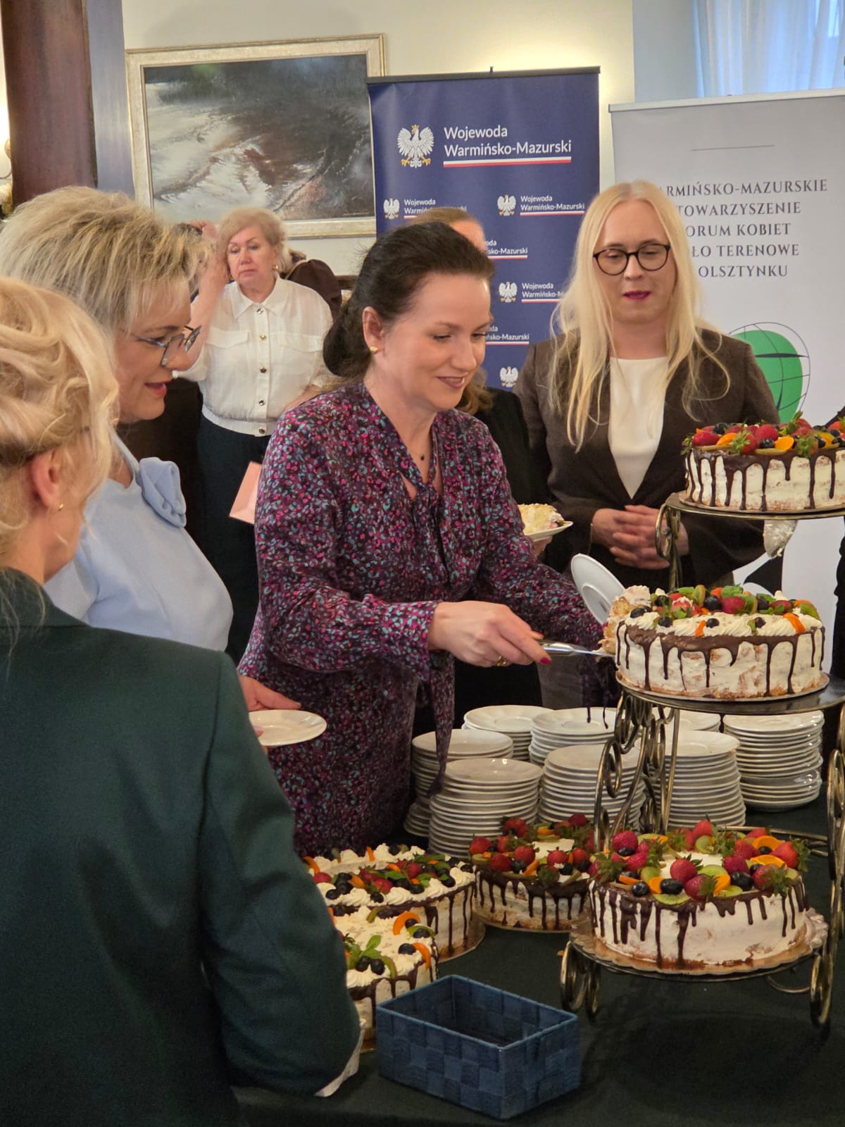 Kobiety kroją tort dla gości