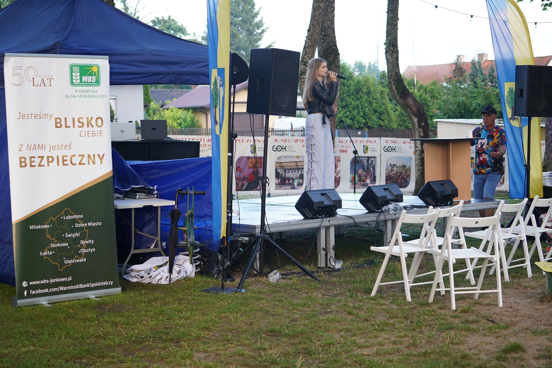 Dziewczyna śpiewajaca na scenie