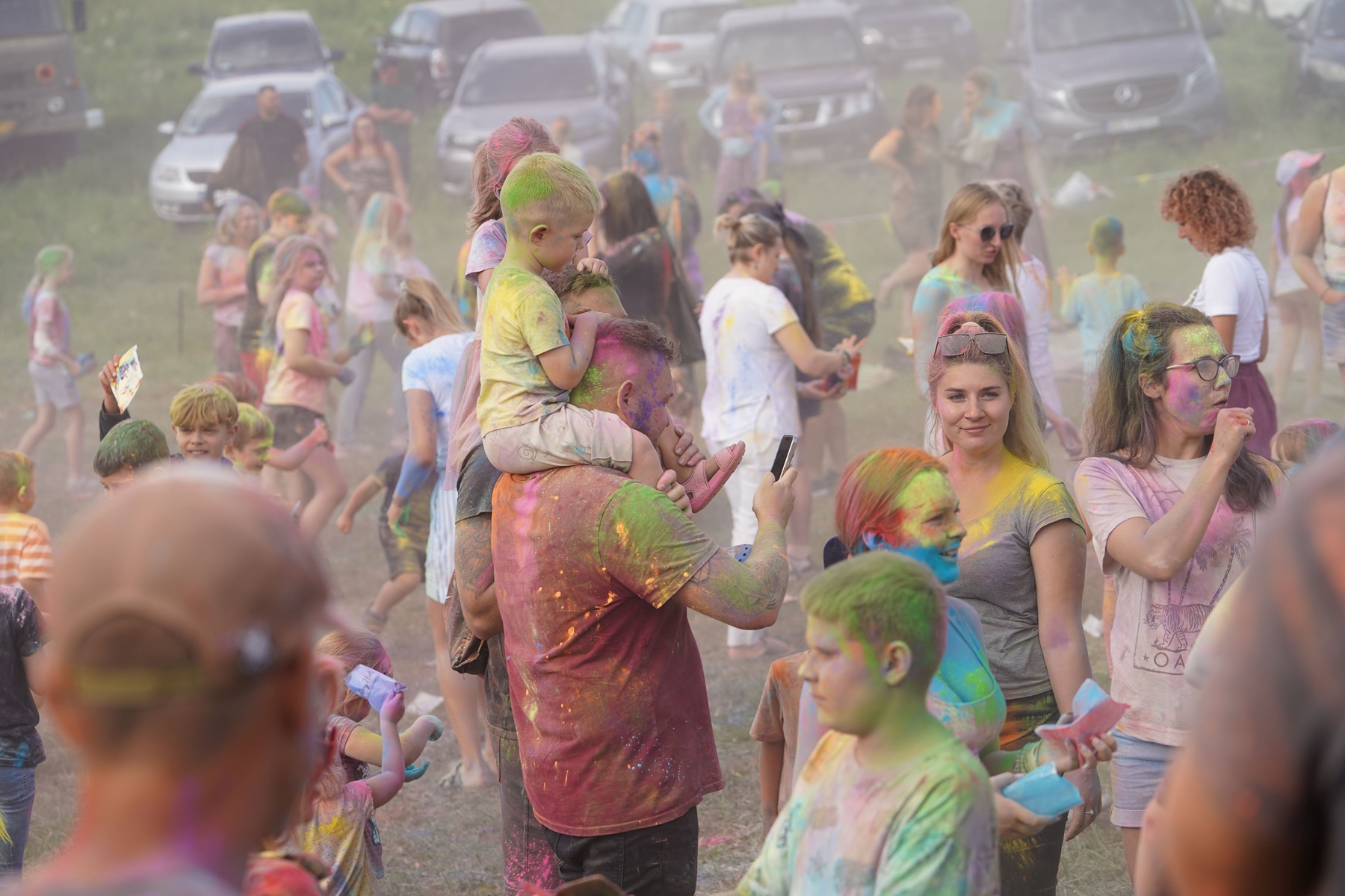 Ludzie w proszkach Holi