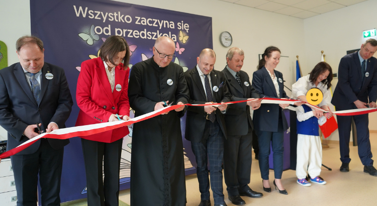 Zaproszeni Goście przecinają wstęgę