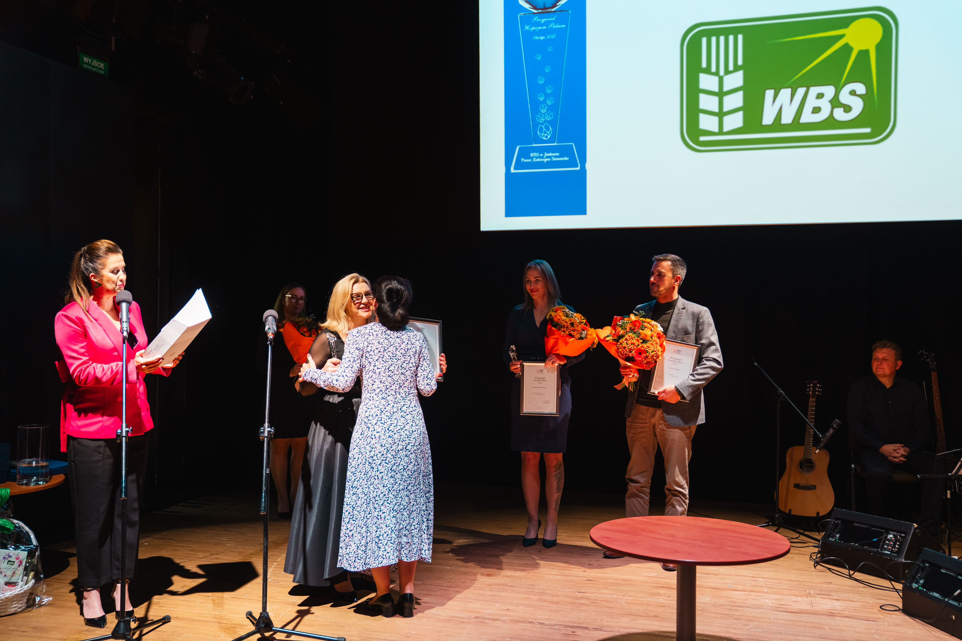 Wręczenie statuetki Przyjaciel Hospicjum Prezes Banku