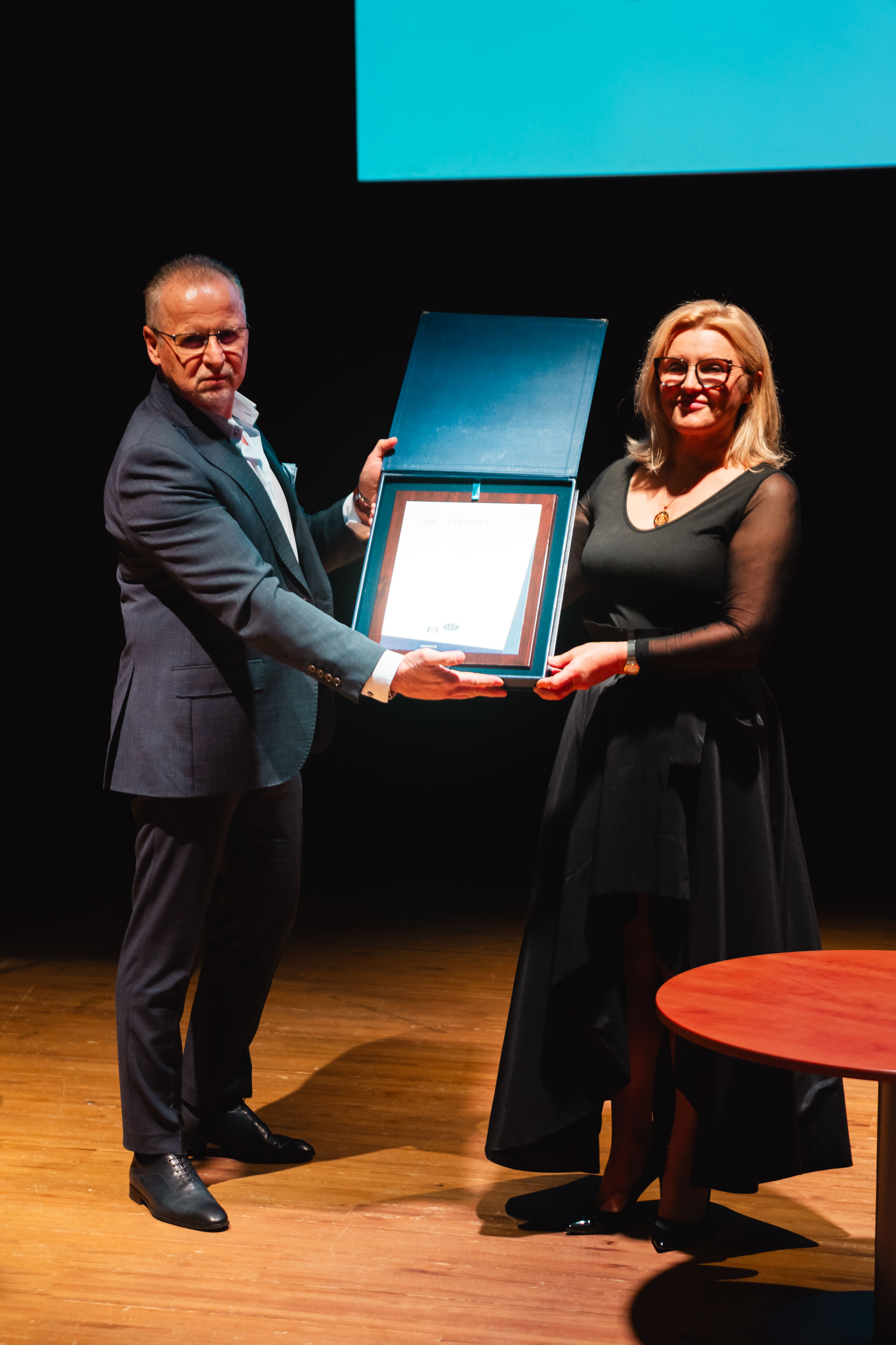 wręczenie prezes Hospicjum Certyfikatu ISO 9001.