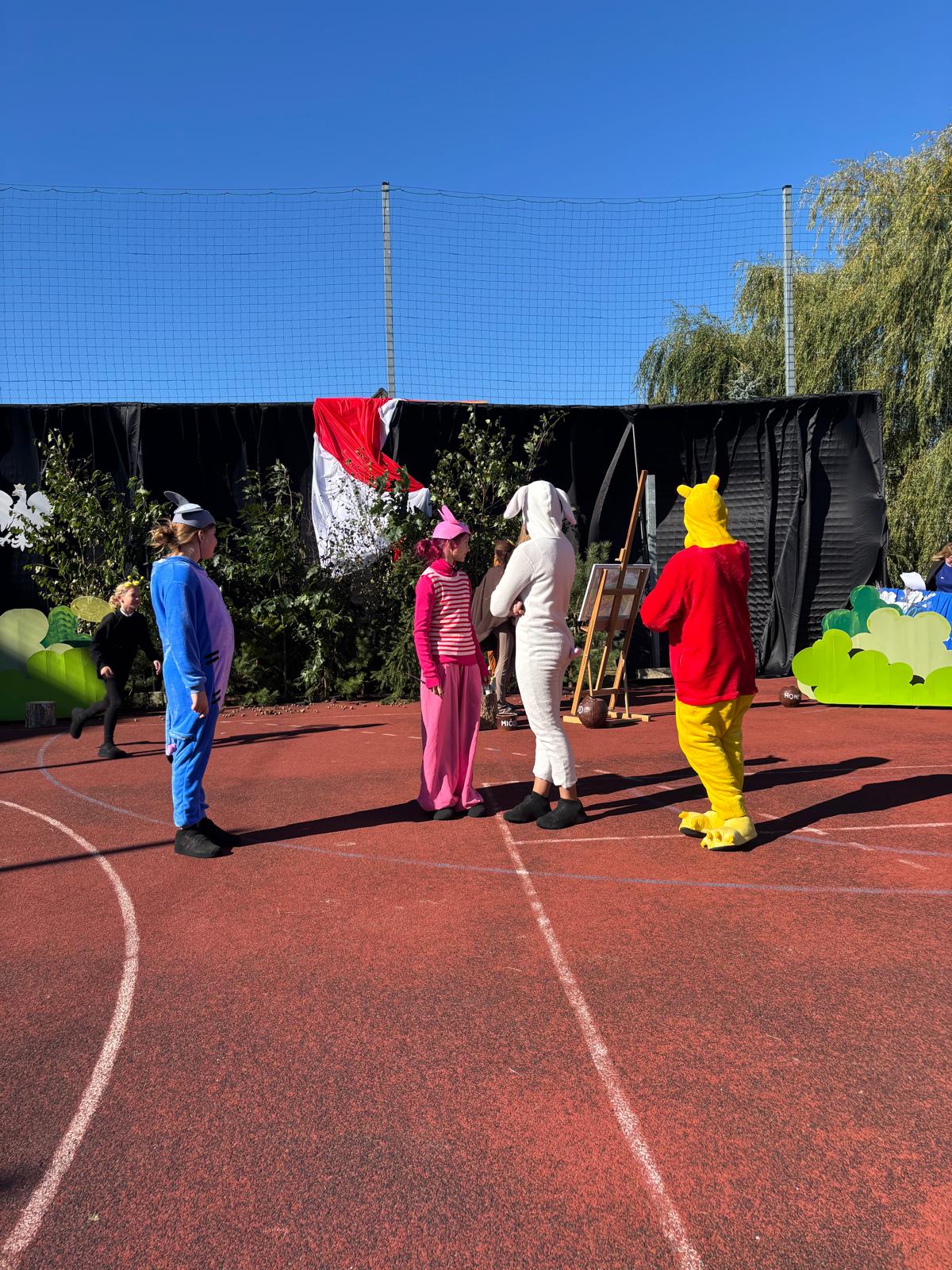 występy artystyczne dzieci przebrane za postaci z bajek