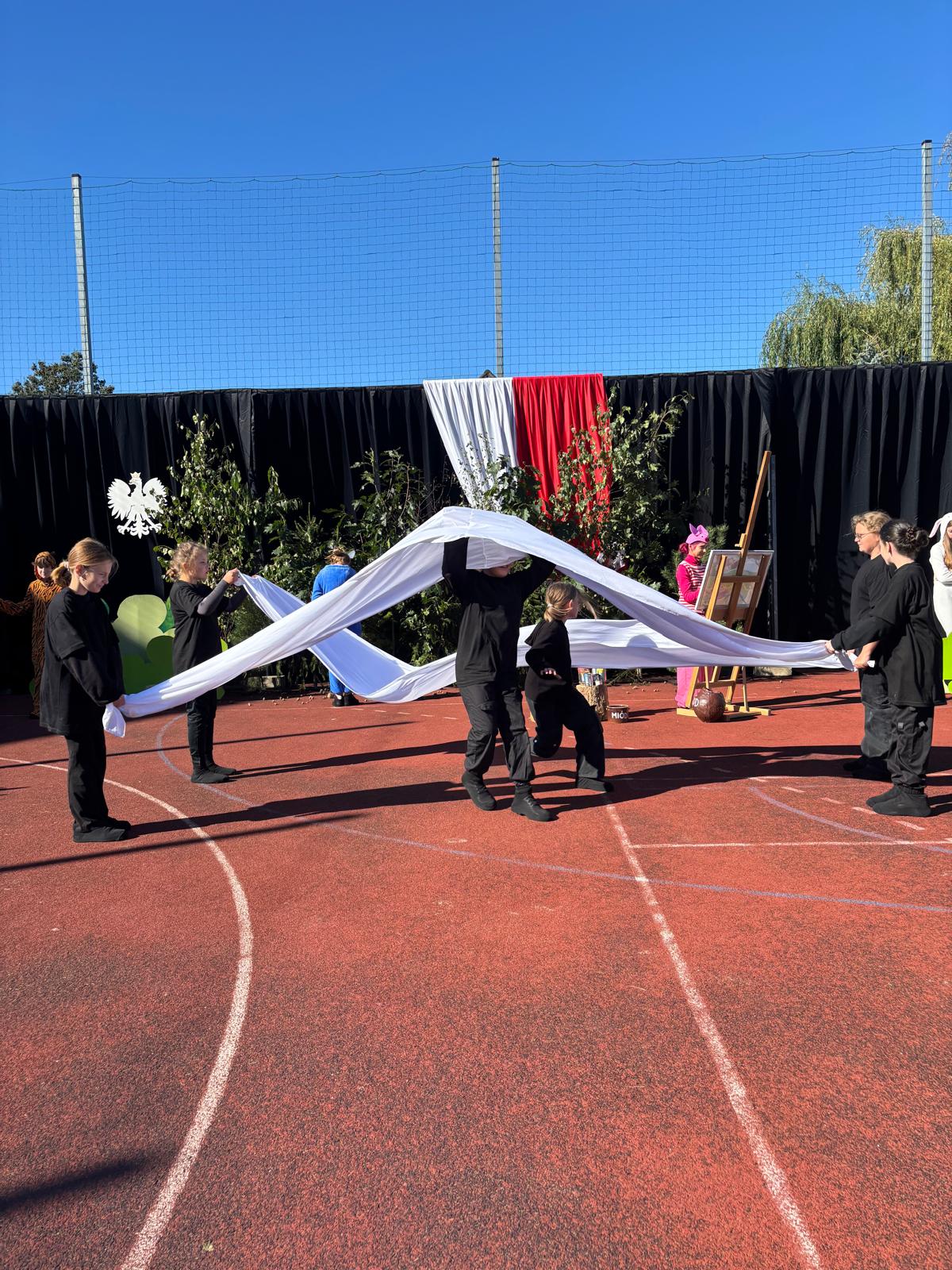 występy artystyczne dzieci z białymi szarfami