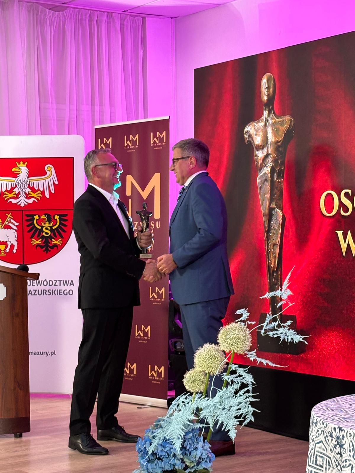 Pan Marek Borowski odbierający nagrodę