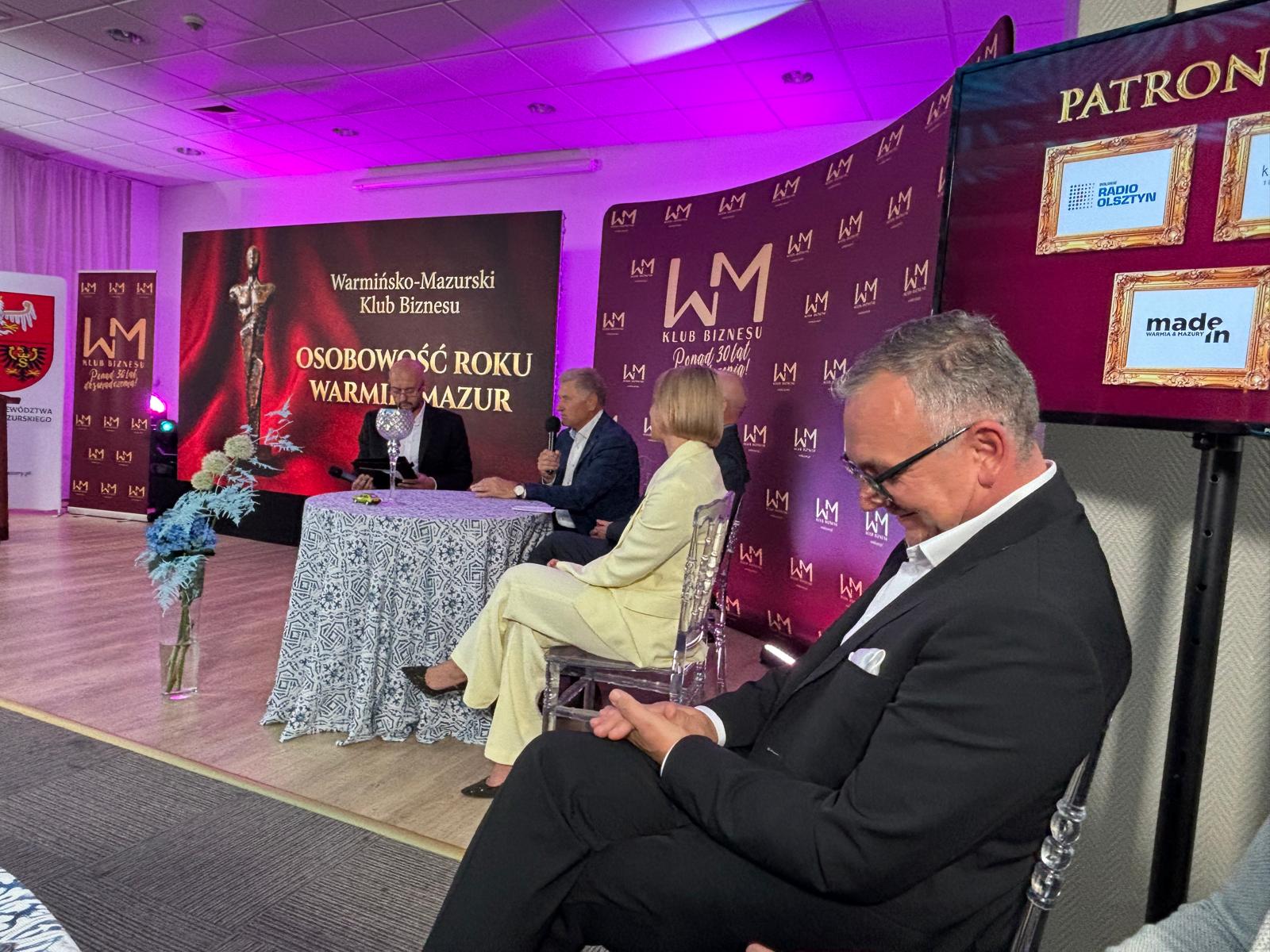 Zdjęcie panelistów przy stoliku