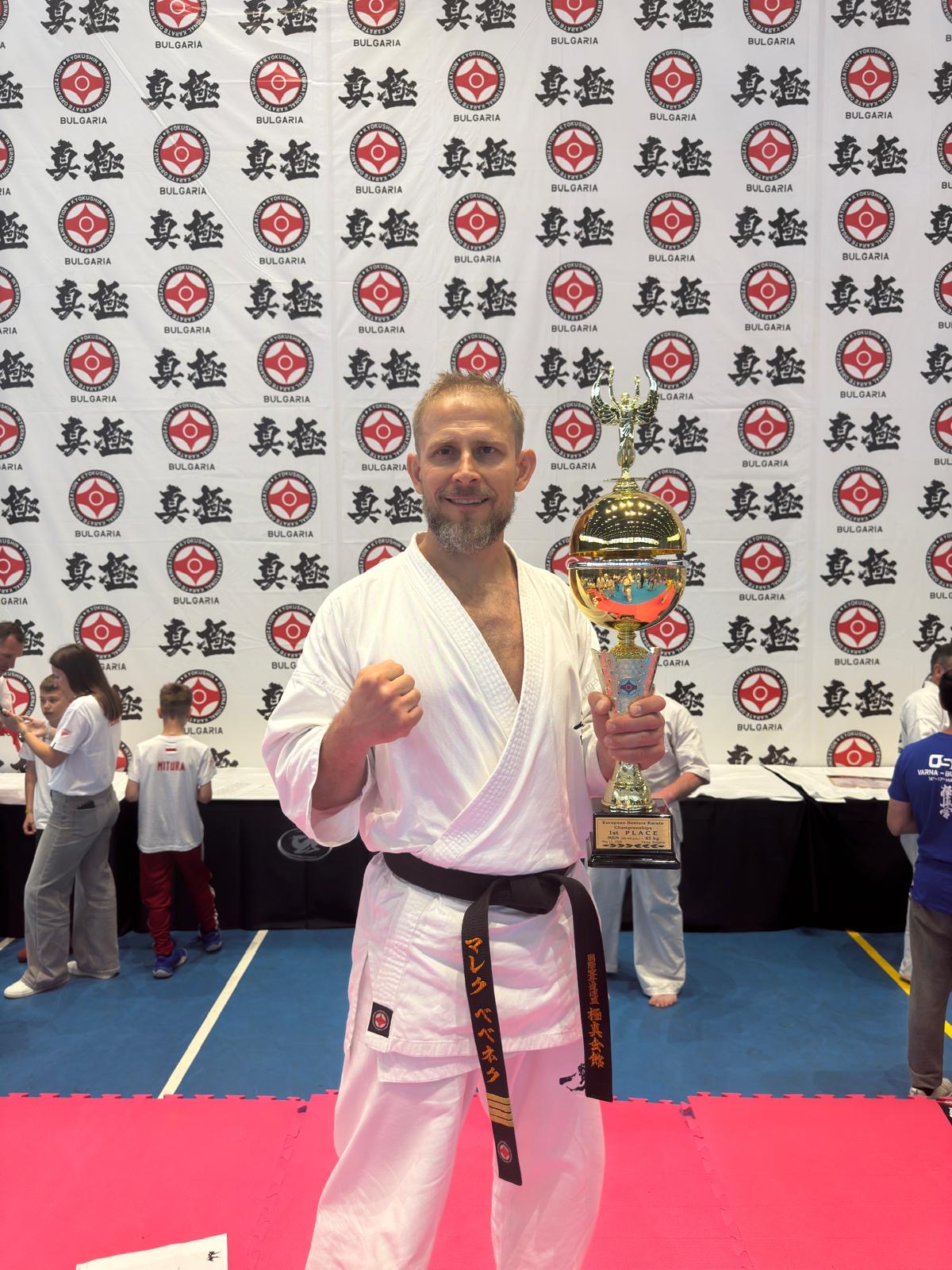 Sensei Marek Bębenek z wywalczonym pucharem z pierwsze miejsce