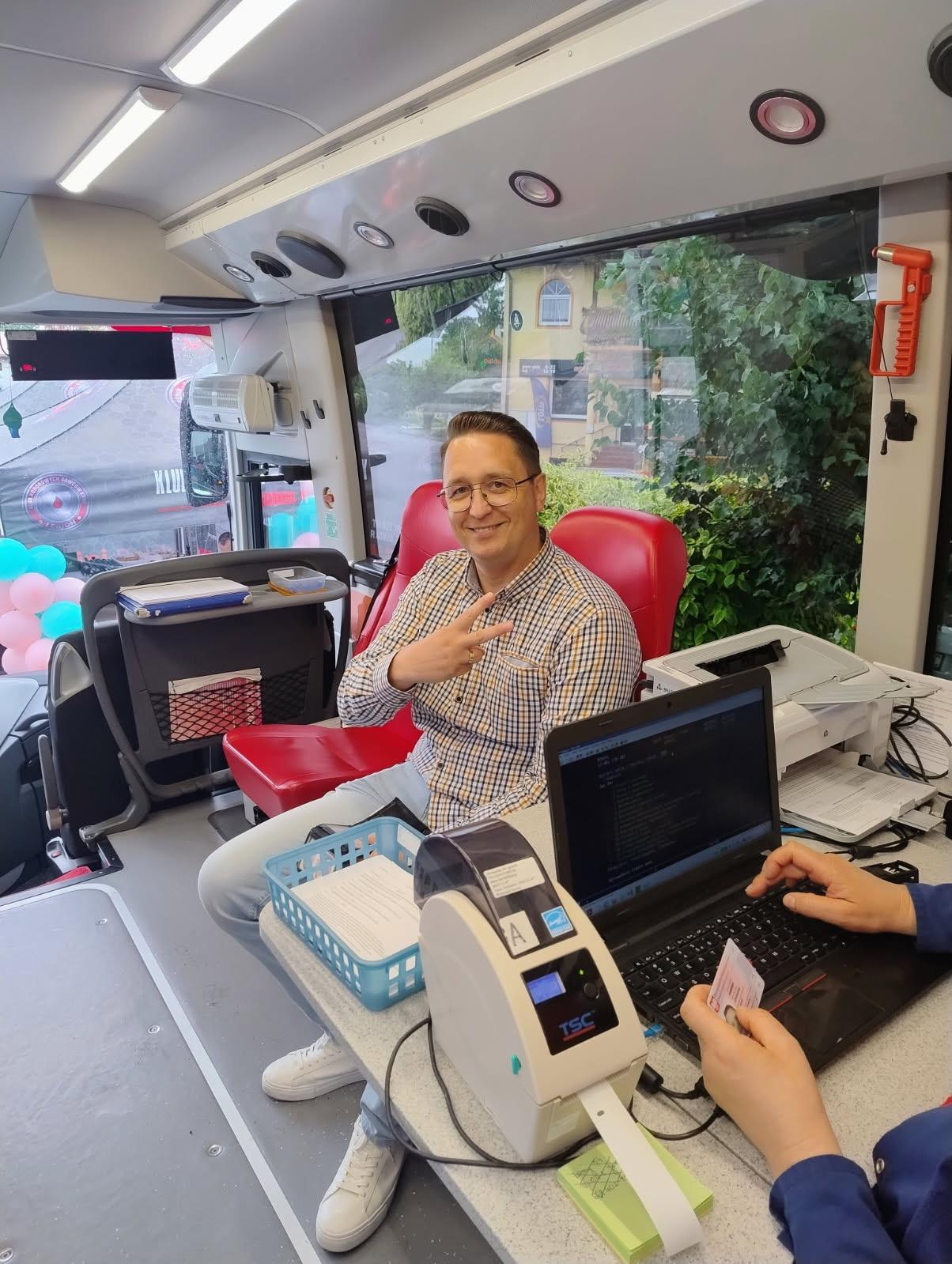 Zdjęcie wewnątrz autobusu podczas oddawania krwi