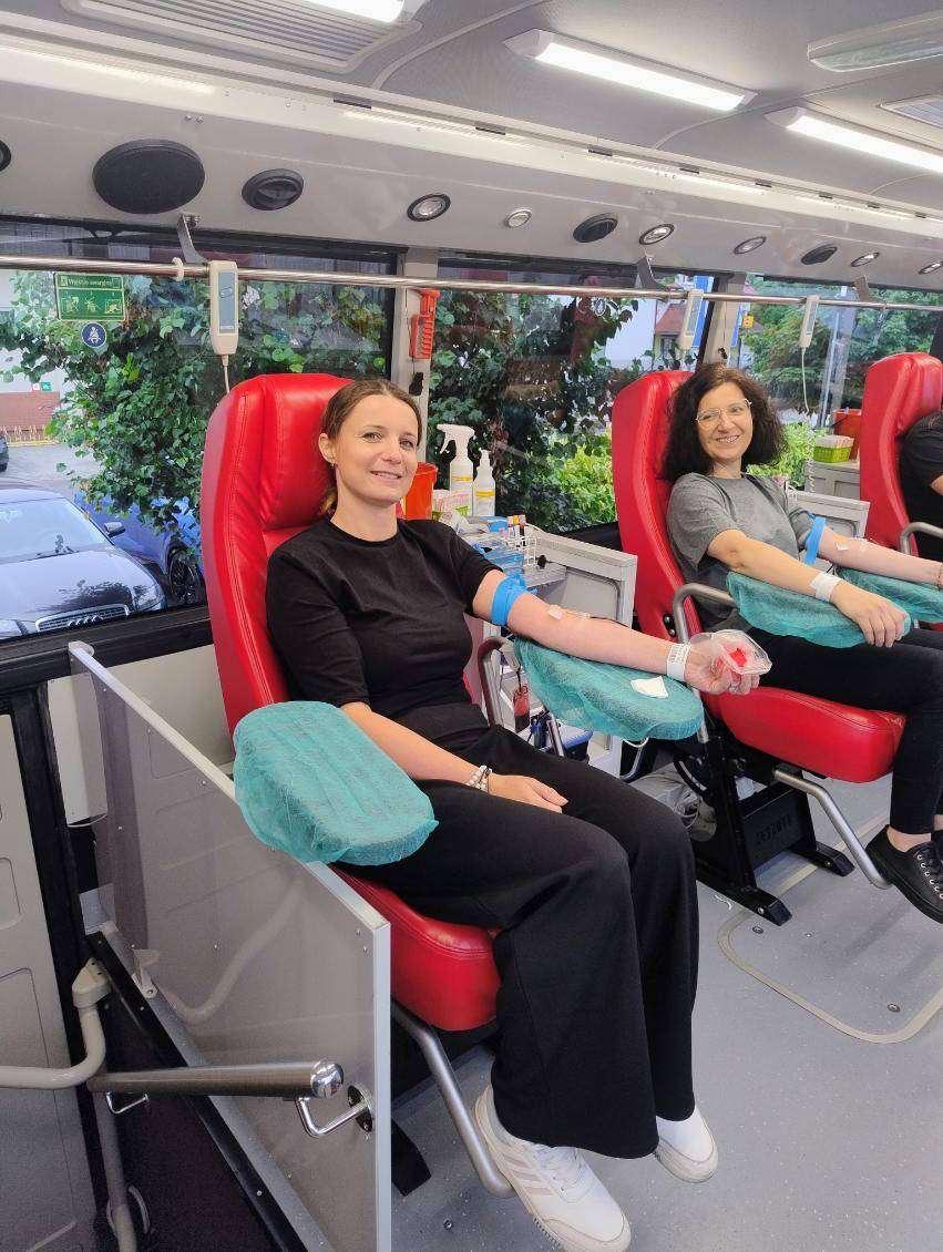 Zdjęcie wewnątrz autobusu podczas oddawania krwi