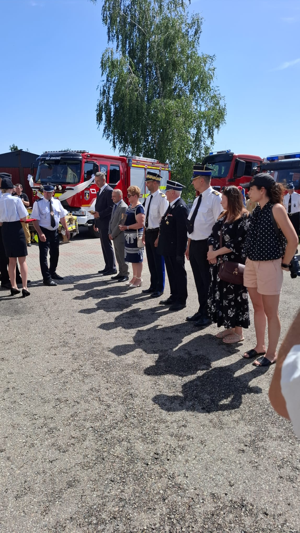Uczestnicy uroczystości przekazania wozu strażackiego w Jonkowie