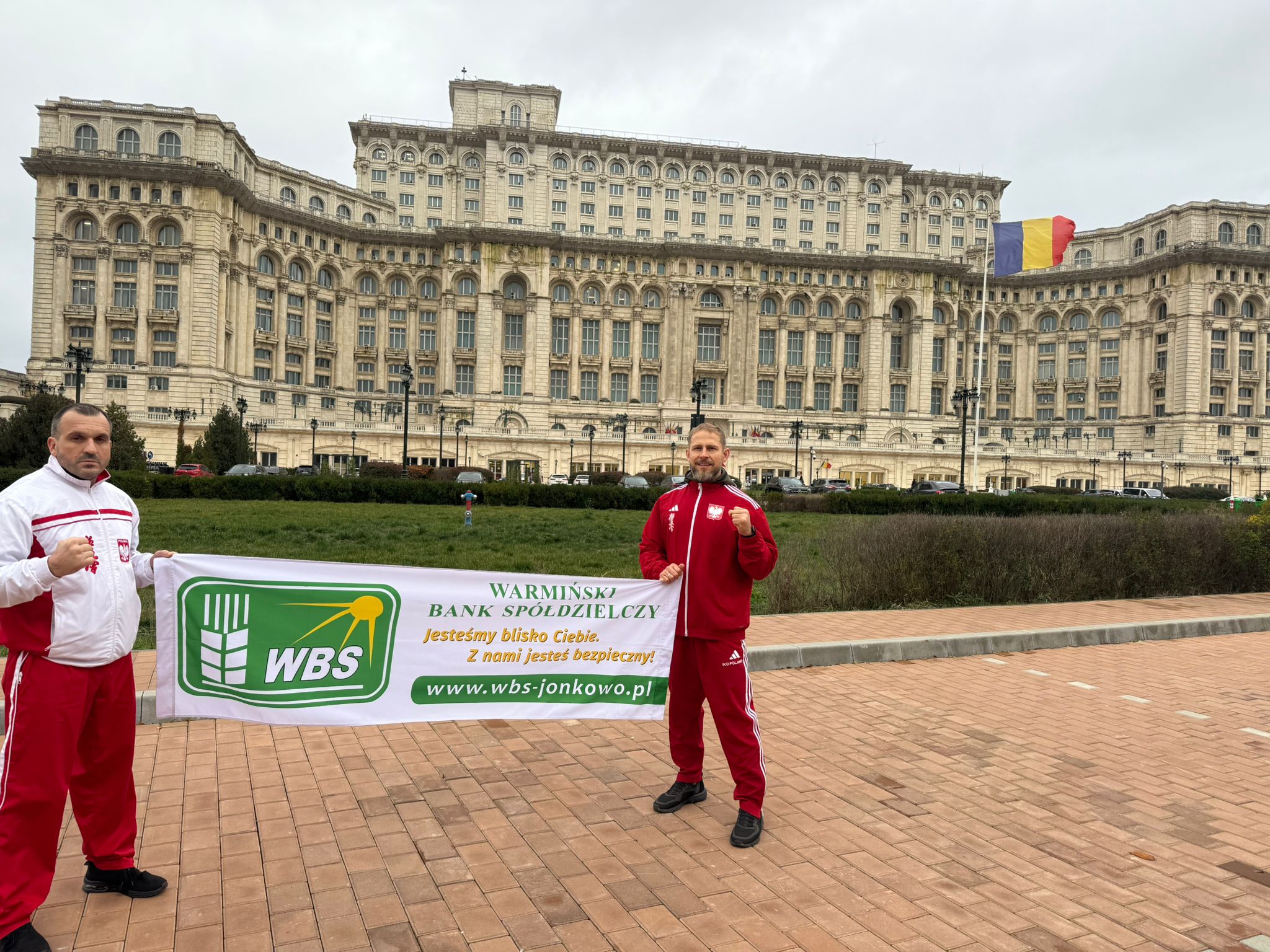 Zdjęcie zawodników z budynkiem parlamentu w tle