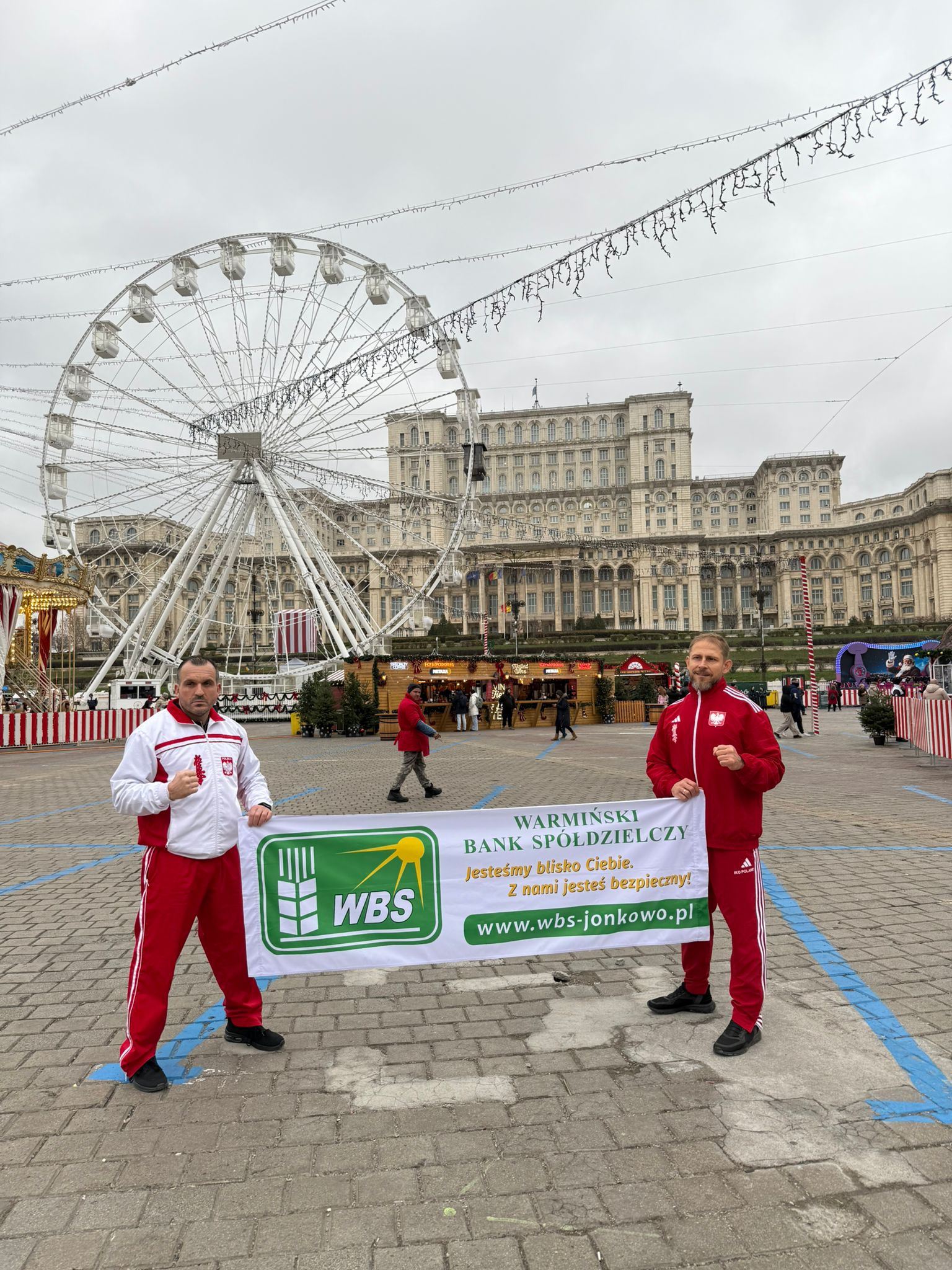 Nasi zawodnicy z kołem w tle