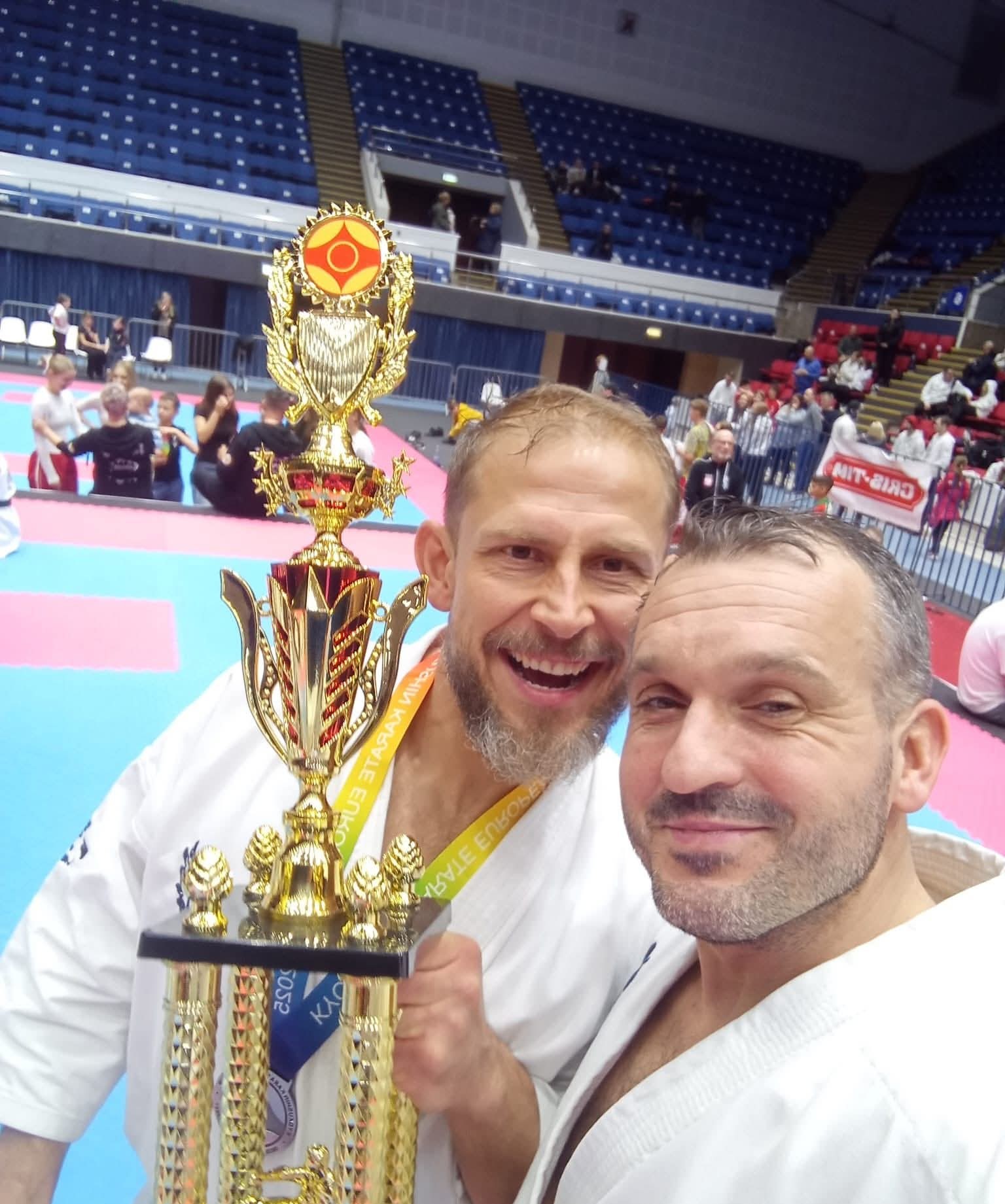 Selfie naszych zawodników z pucharem