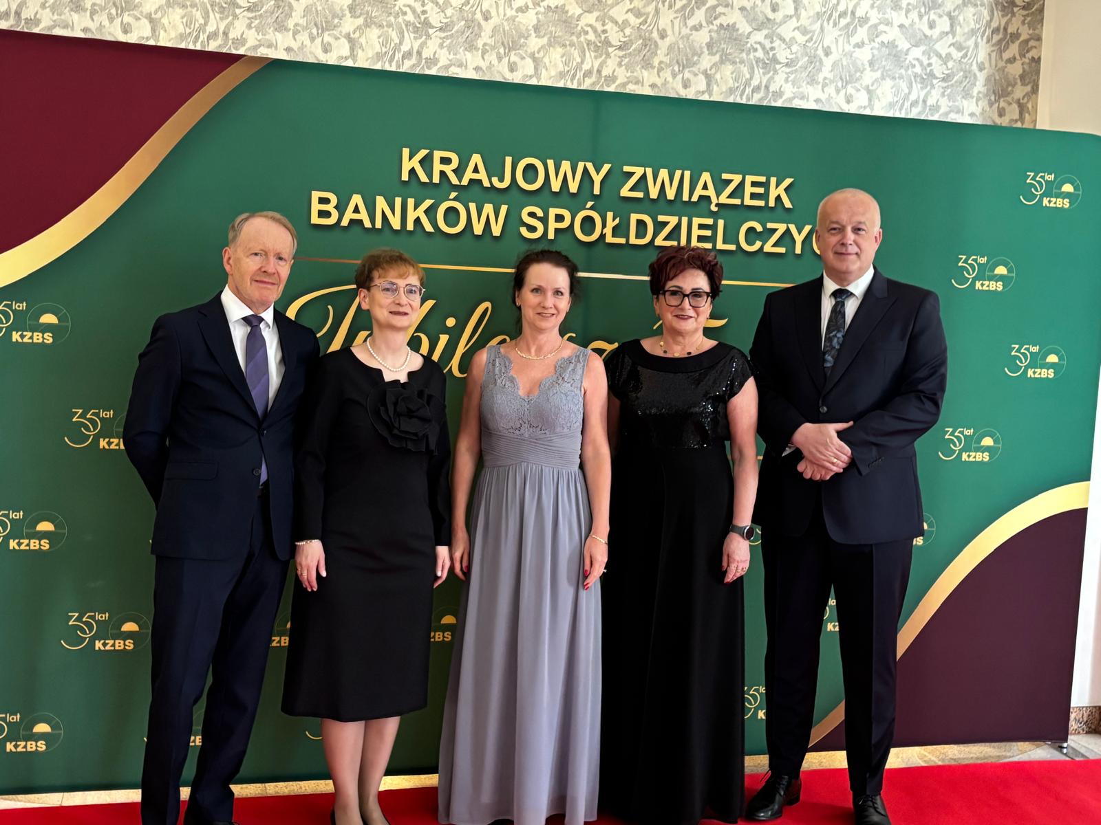 Zdjęcie Pani Prezes z zarządem kzbs