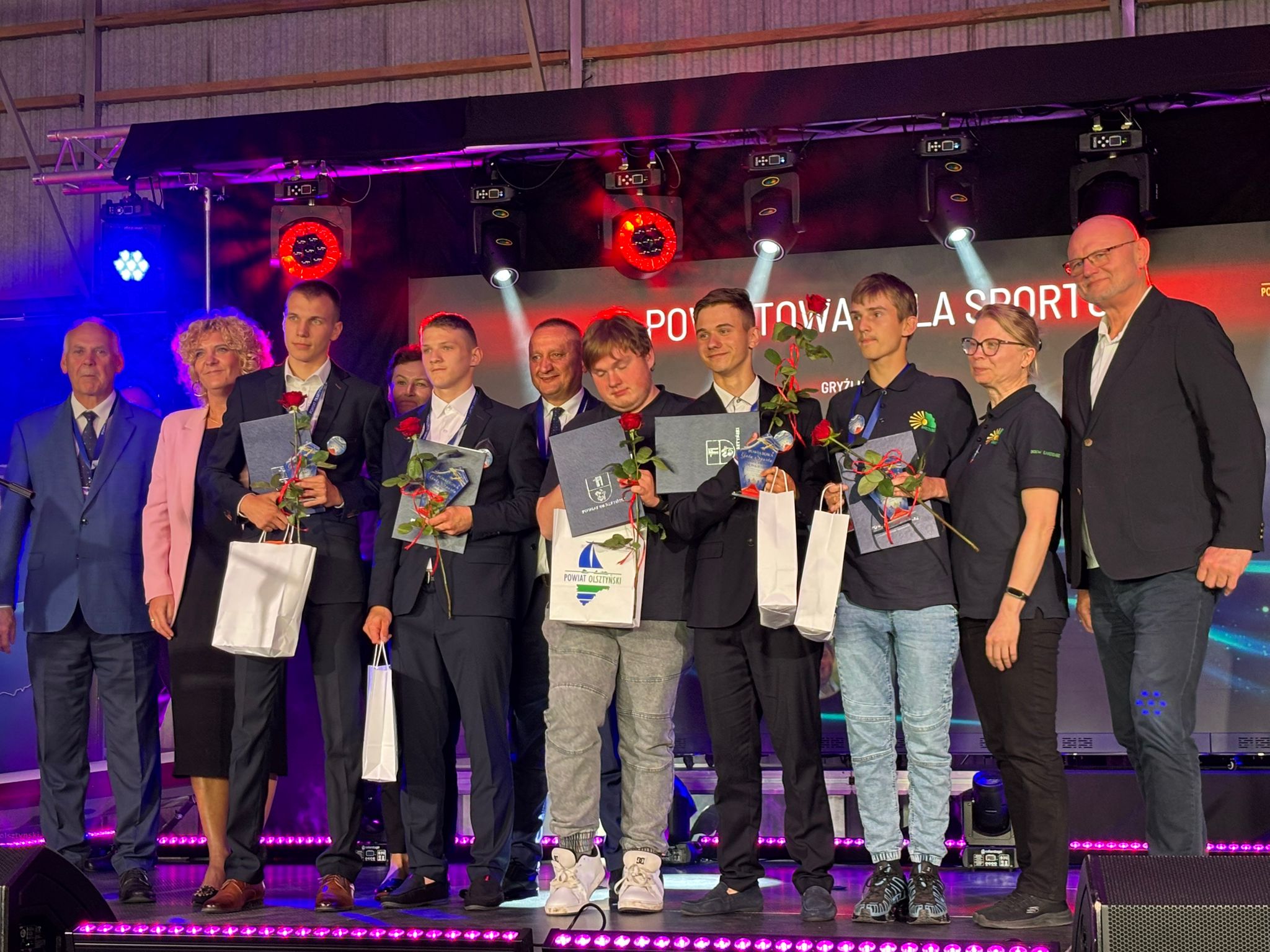 Zdjęcie poziome z nagrodzonymi sportowcami