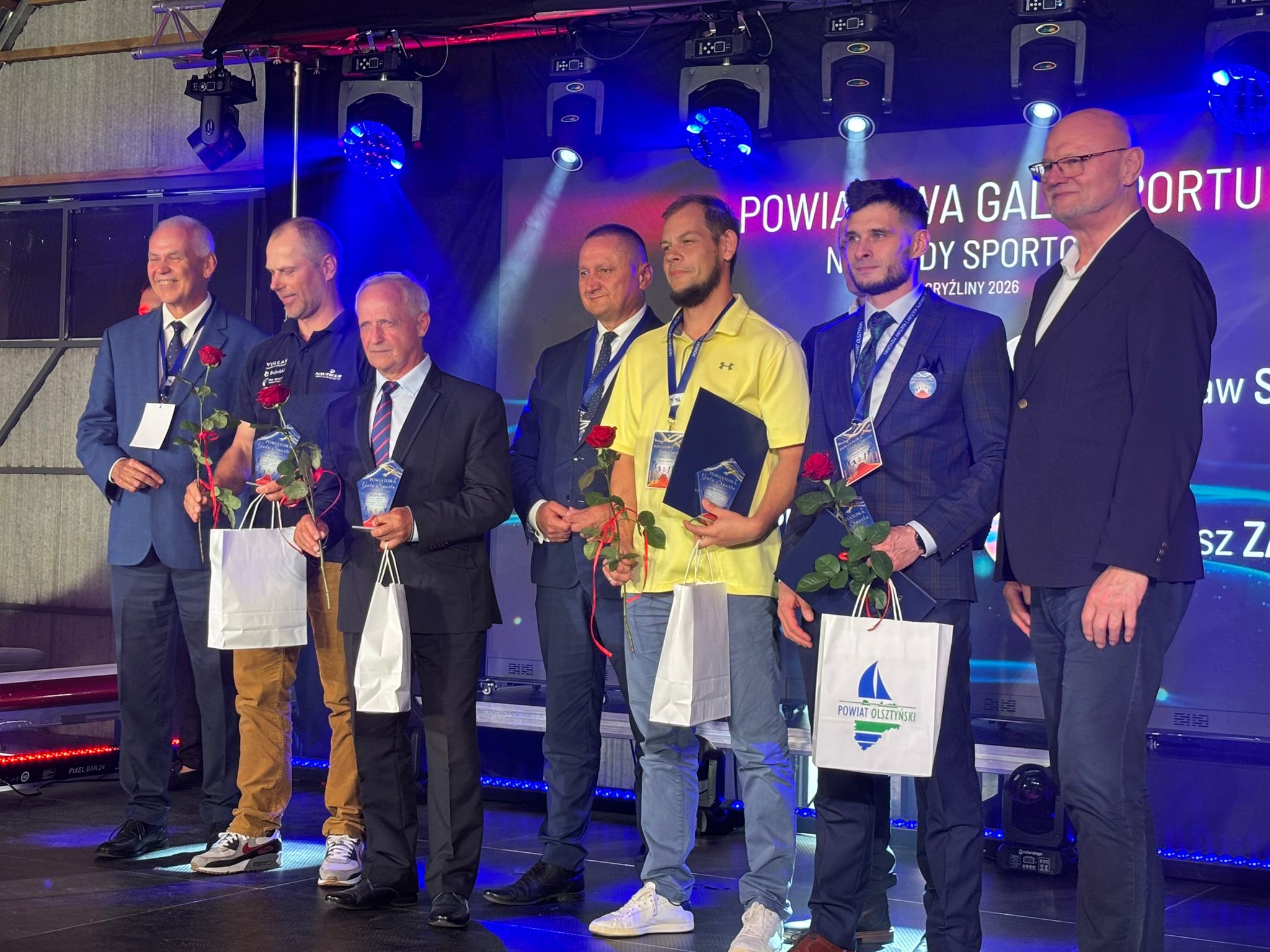 Zdjęcie poziome z nagrodzonymi sportowcami