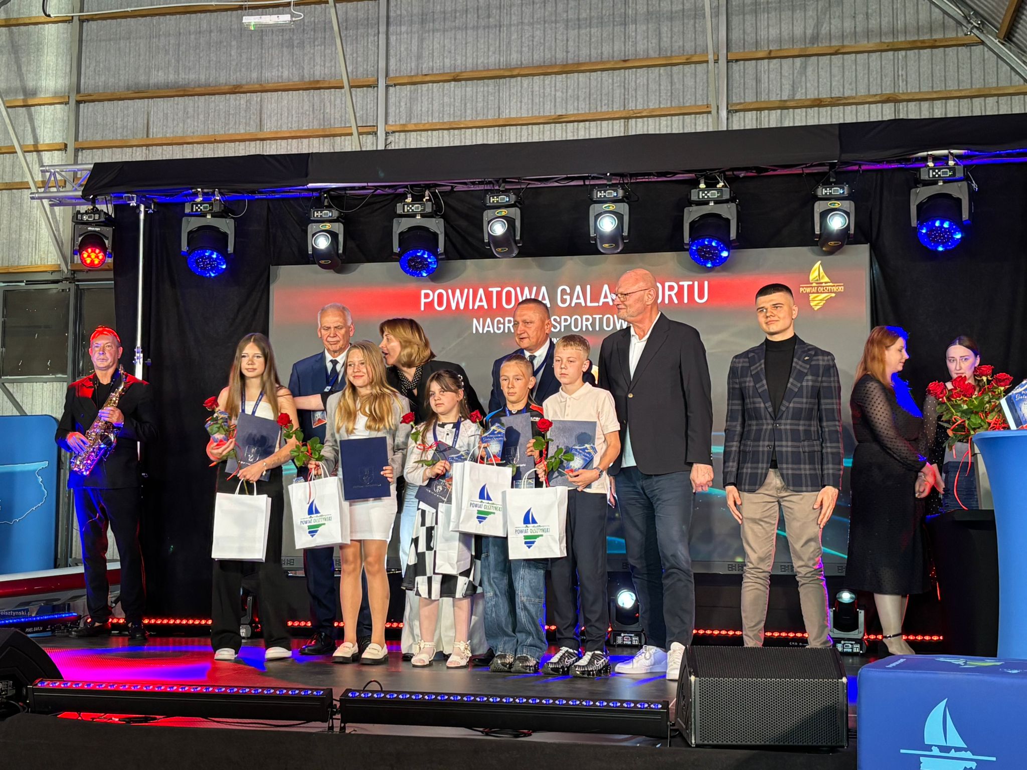 Zdjęcie poziome z nagrodzonymi sportowcami