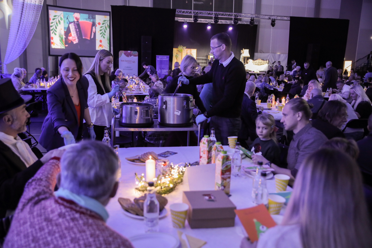 Zdjęcie stołu z jedzeniem