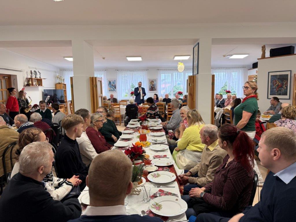 Uczestnicy wigilli przy stole