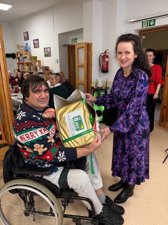 Moment wręczenia prezentu