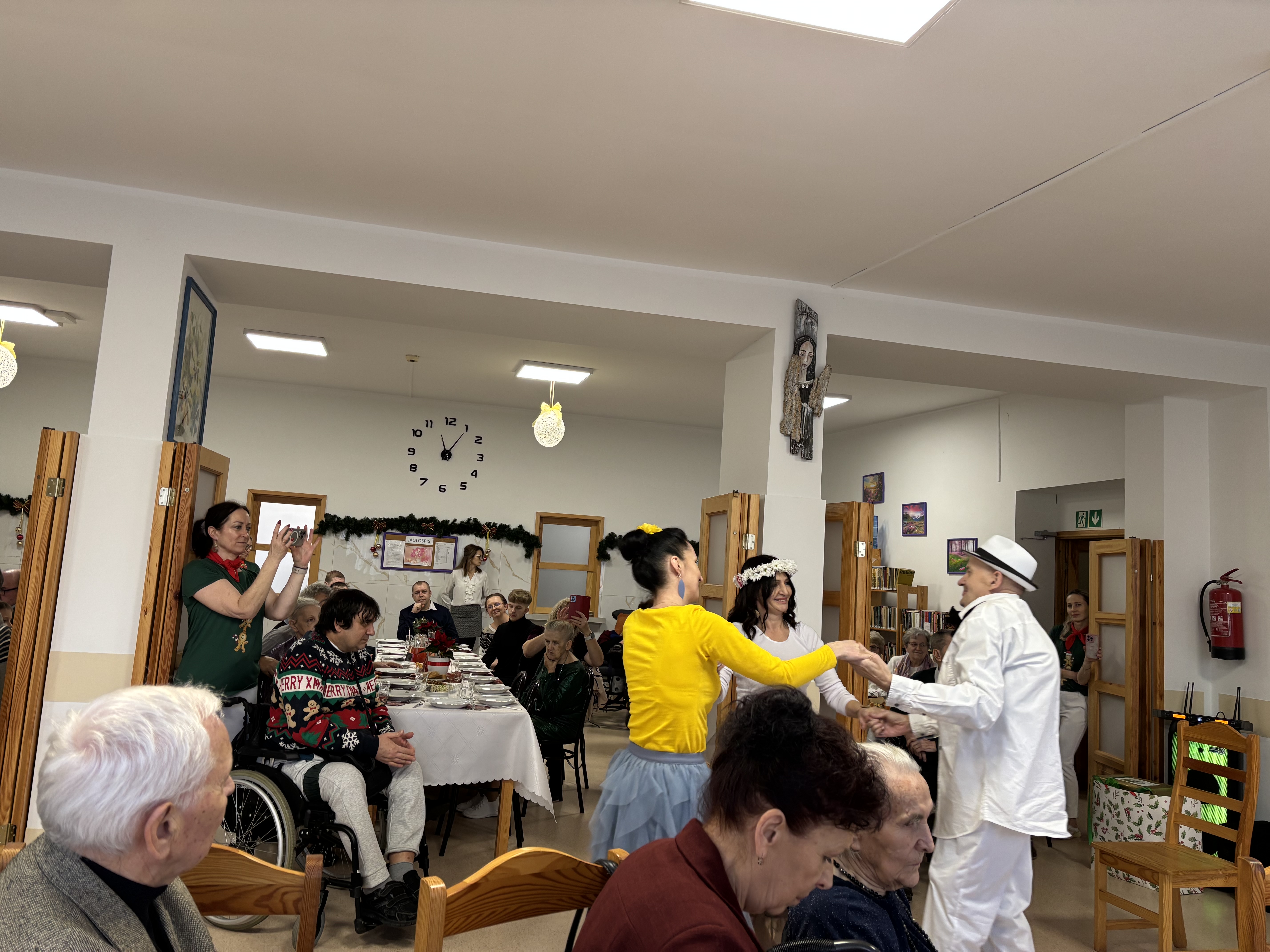 Zdjęcie ze sztuki - trzy osoby tańczące w kółku